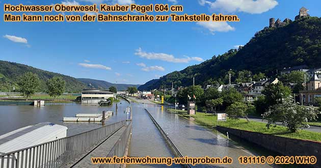 Hochwasser Oberwesel, B9: Man kann noch von der Bahnschranke zur Tankstelle fahren. Kauber Pegel 604 cm.