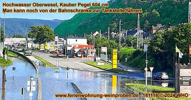 Hochwasser Oberwesel, B9: Man kann noch von der Bahnschranke zur Tankstelle fahren. Kauber Pegel 604 cm.